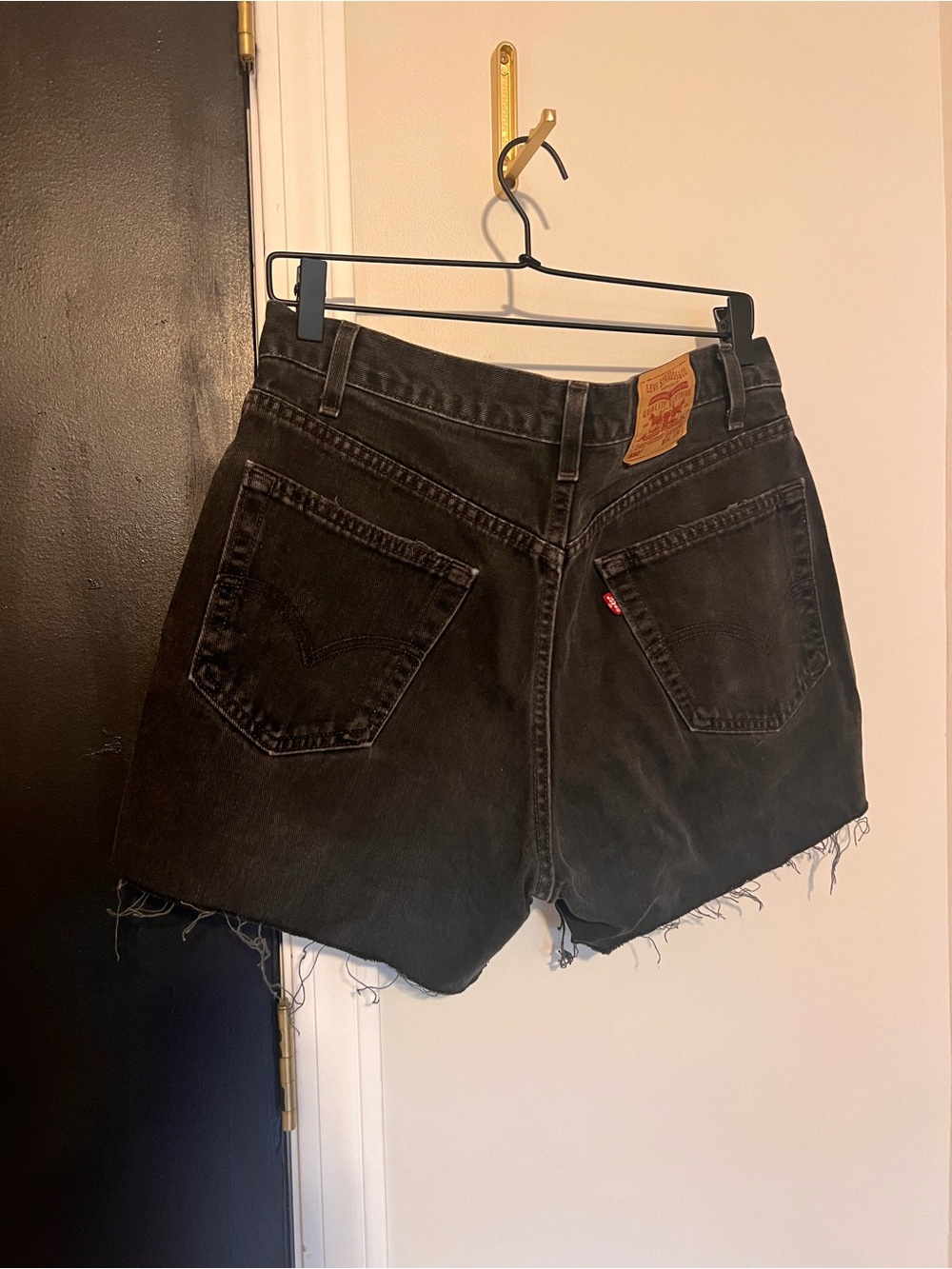 Vintage Levi’s 550 Denim Cut Off Shorts Color Black - Women’s Size 6 or 8, W34 - Picture 2 of 5